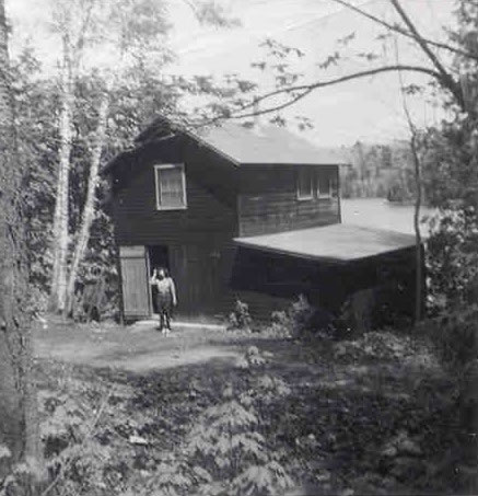 1955 – Barbara Rowe Gregory au débarcadère de Frank Rowe