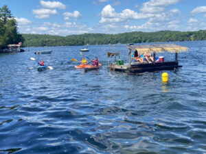 On ne peut pas oublier le bar Tiki flottant pour les libations après la course!